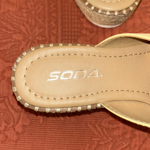 SODA: Platform Sandals, Size: 7.5 - Picture 10 of 10
